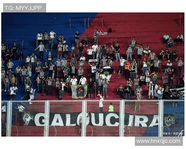 足球明星激烈冲突背后真相揭示球场暴力与情感纷争的复杂关系